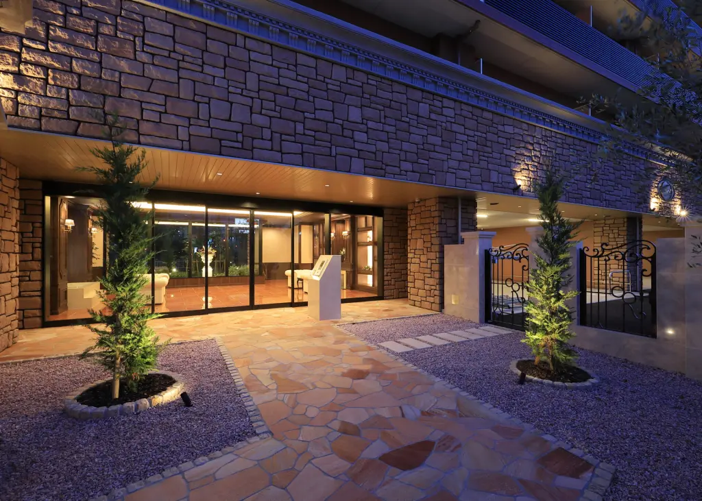 アプローチ（夕景）