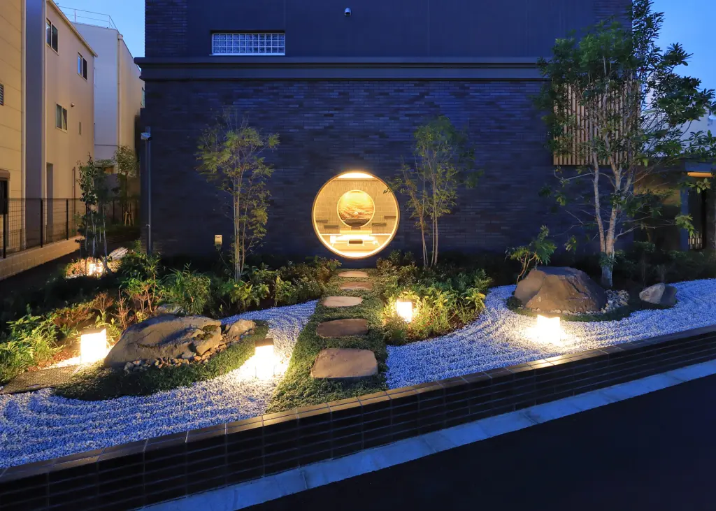 アプローチ（夕景）